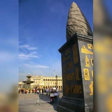 astérix exposition urbaine : "les gaulois envahissent Lutèce". 50 ans Astérix