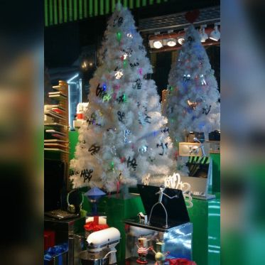 Le BHV illuminé par Beth Ditto et Jean-Charles de Castelbajac - Noël 2009