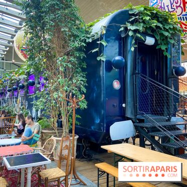 Un bar à glaces et un dessert dans un train de la Félicita