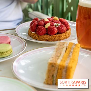 La terrasse fleurie de Ladurée à Paris sur les Champs-Elysées