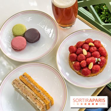 La terrasse fleurie de Ladurée à Paris sur les Champs-Elysées