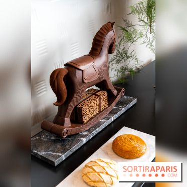 Bûche de Noël exceptionnelle - Maxime Frédéric - Cheval Blanc - buche de noel 2022 - chocolat - buche de noel praliné - cheval à bascule