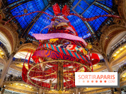 Vitrines et sapin de Noël des Galeries Lafayettes avec Clara Luciani - photos