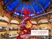 Vitrines et sapin de Noël des Galeries Lafayettes avec Clara Luciani - photos