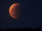 Pleine Lune de l'Esturgeon 2026 : éclipse lunaire partielle et lune qui vire au rouge