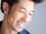 Théo Phan en concert sur la péniche Le Nez Rouge à Paris 