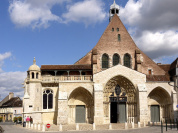 Au cœur d'une cité médiévale, cette église cache une lanterne des morts