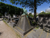 Que fait cette pyramide au milieu du cimetière du Père Lachaise