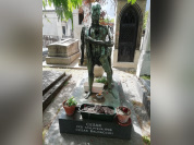 Au cimetière de Montparnasse, un centaure veille sur la tombe de César