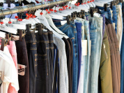 Bon plan shopping : une braderie vintage où les vêtements et accessoires sont à 5 € à Paris !