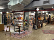 Paul Beuscher à Paris : l’adresse culte des musiciens rouvre avec guitares, concerts et studios