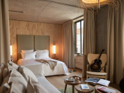 Le MOB House, l'hôtel design avec piscine extérieure, à Saint-Ouen