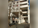 En région parisienne, cet immeuble suspendu sur des sculptures est un trésor du patrimoine contemporain