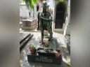Au cimetière de Montparnasse, un centaure veille sur la tombe de César