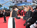 Rachida Dati, Ministre de la Culture, salue un photographe en pleine montée des marches à Cannes
