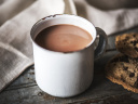 Une distribution gratuite de chocolat chaud par le Père Noël de l'Equipe de France à Paris