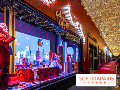 Vitrines et sapin de Noël des Galeries Lafayettes avec Clara Luciani - photos