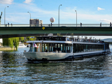 Une croisière gourmande et romantique sur la Seine à bord du Diamant Bleu