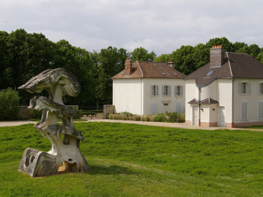 Cet ancien pavillon de chasse en région parisienne cache un jardin de sculptures monumentales 