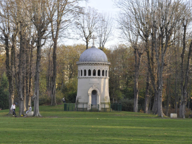 Cet étrange monument au cœur d'un parc municipal est en réalité le Mausolée d'une baronne