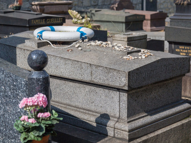 Que fait cette bouée sur cette tombe du cimetière de Montparnasse ?