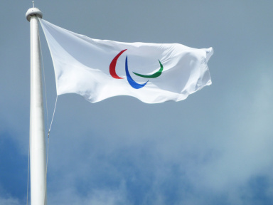 Jeux Paralympiques : qui est John McFall, l'astronaute qui a apporté le drapeau paralympique ?