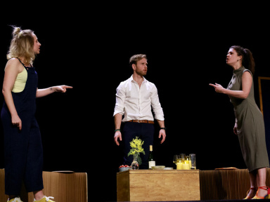 Un caillou dans la chaussure à l’Apollo Théâtre à Paris : une comédie de boulevard sur le mensonge