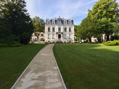 Cette demeure bourgeoise de style Napoléon III...