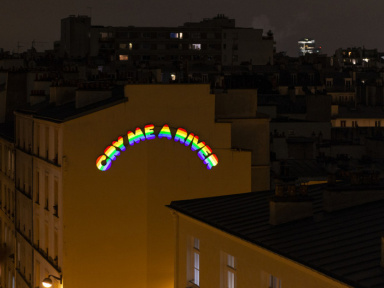 Nuit Blanche 2026 : une enseigne lumineuse d'Ugo Rondinone sur le Pignon de l'immeuble, au 13 rue Morand