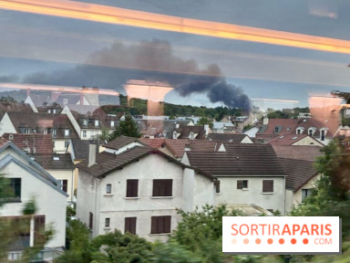 Yvelines : un important incendie en cours au sud de Paris, un impressionnant panache de fumée visible à des kilomètres