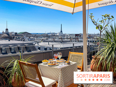 La terrasse estivale du Printemps Haussmann 2025 avec vue sur Paris et la Tour Eiffel