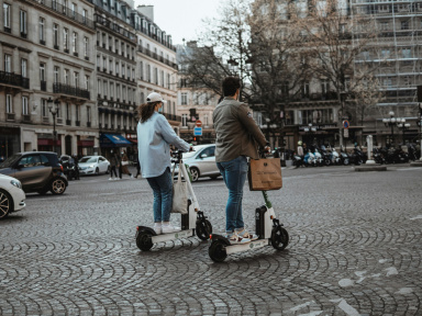 Trottinettes à Paris : gilet et casque obligatoires