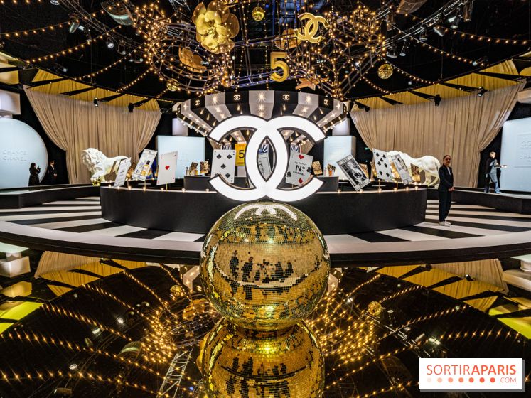 Exposition Le Grand Numéro de Chanel au Grand Palais Éphémère à Paris - Sigle Chanel