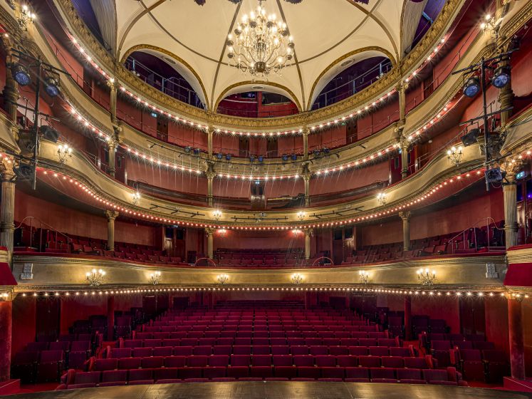La Tendresse : une exploration des masculinités au Théâtre des Bouffes Parisiens