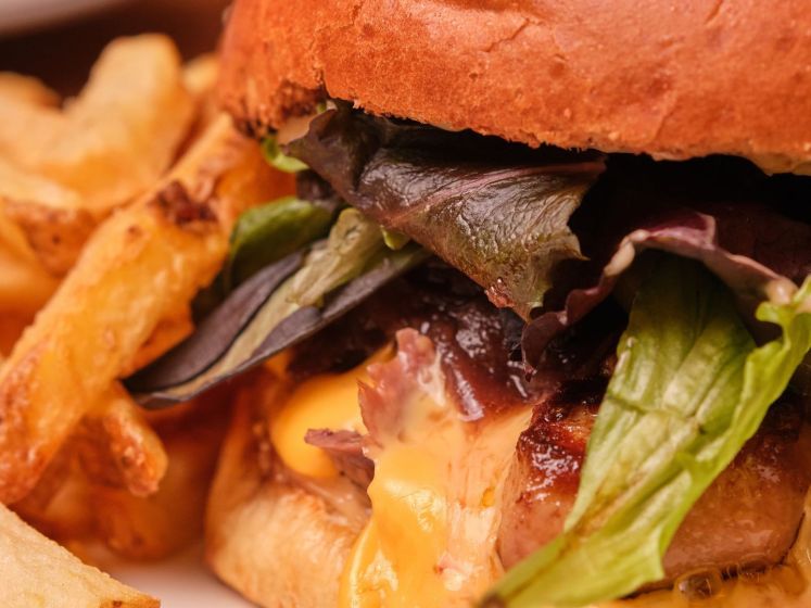 Canard & Champagne à Paris : le meilleur burger de canard à découvrir