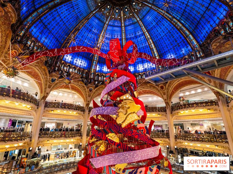 Vitrines et sapin de Noël des Galeries Lafayettes avec Clara Luciani - photos