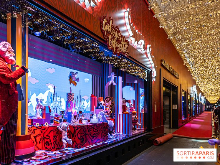 Vitrines et sapin de Noël des Galeries Lafayettes avec Clara Luciani - photos
