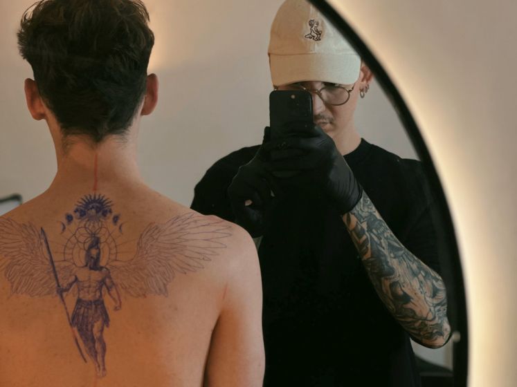 Leandro Muniz: projets de tatouage sur-mesure en micro-réalisme et blackwork à Paris