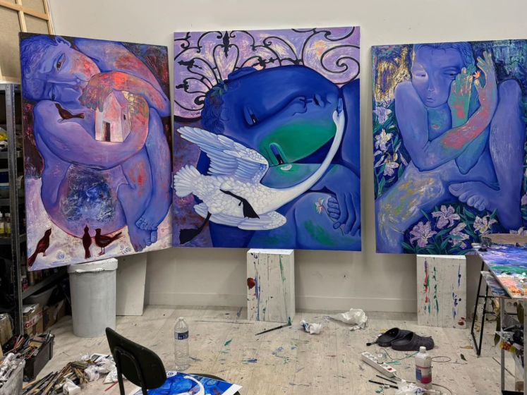 À Paris, Yoyo Maeght dévoile son nouveau coup de cœur artistique : le peintre Sergiu Ciochina. 