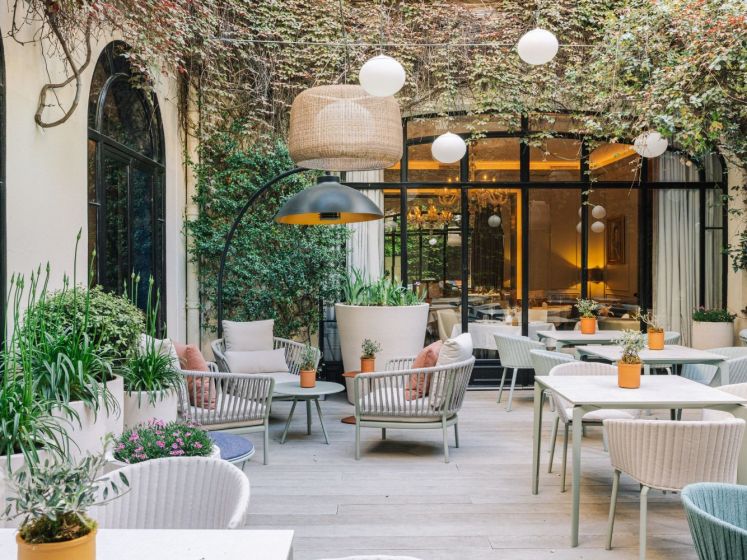 Le Lancaster réinvente l’art de vivre parisien en s’imposant comme un véritable resort urbain au cœur de la capitale