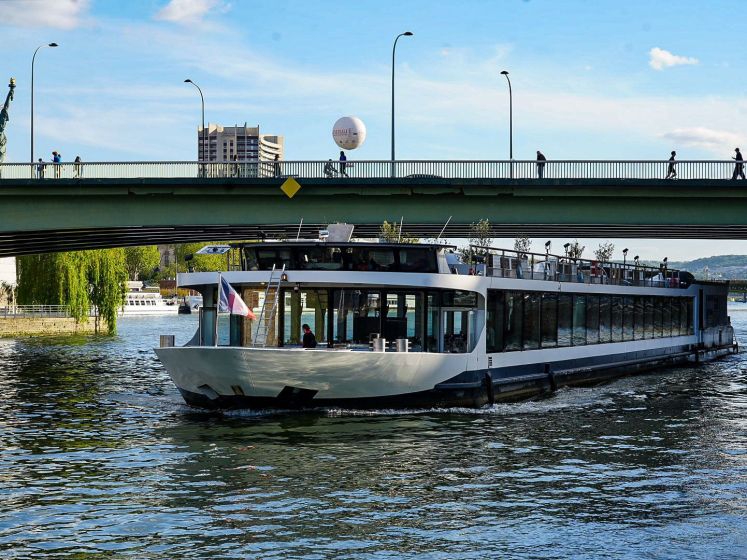 Une croisière gourmande et romantique sur la Seine à bord du Diamant Bleu