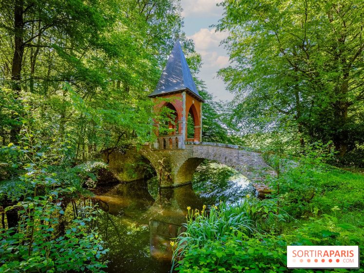 La réserve Naturelle des Etangs de Bonnelles, son pont kiosque, temple de l'amour et ses trésors