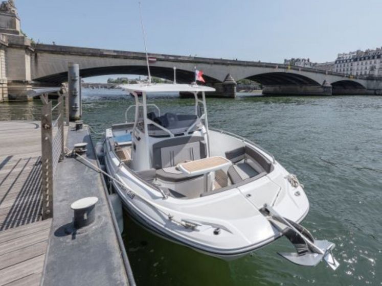 Paris Boat Club : des croisières privées sur la Seine pour découvrir Paris autrement - 42 ParisBoatClub Escale du Louvre 01 4864x3095