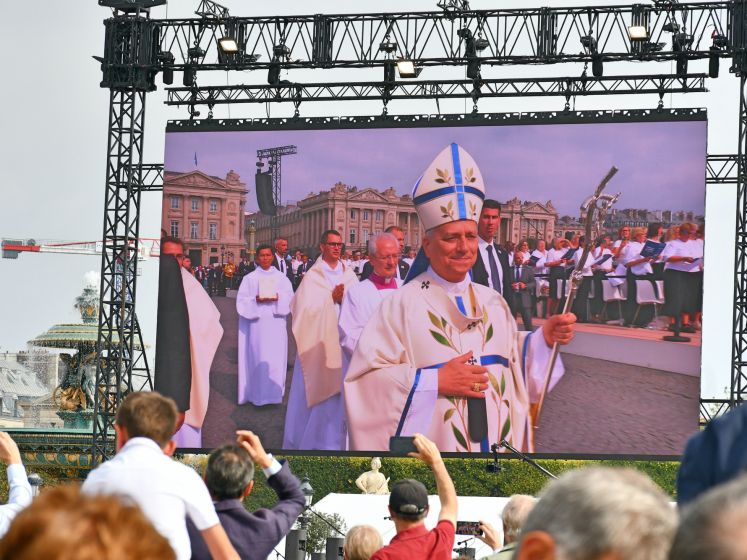 En images : la messe géante sur les Champs-Elysées du Pape Léon XIV