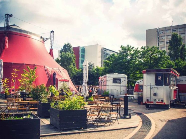 Le Nouveau Tigre, restaurant du Cirque Electrique vous accueille sur sa terrasse tout l'été