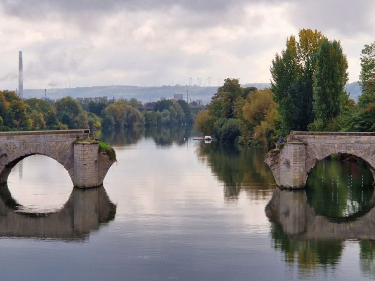Ce pont brisé est l'un des plus anciens de France... et il se trouve en région parisienne