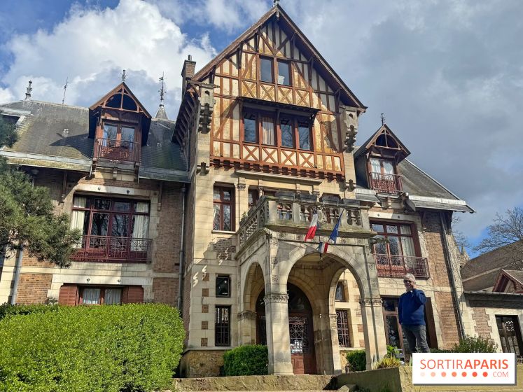 En région parisienne, cette mairie surprenante prend des allures de maison normande