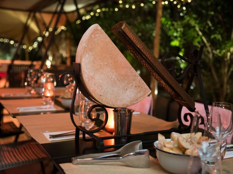 Une terrasse hivernale avec un chalet à raclette sur le rooftop d'un hôtel à Montmartre
