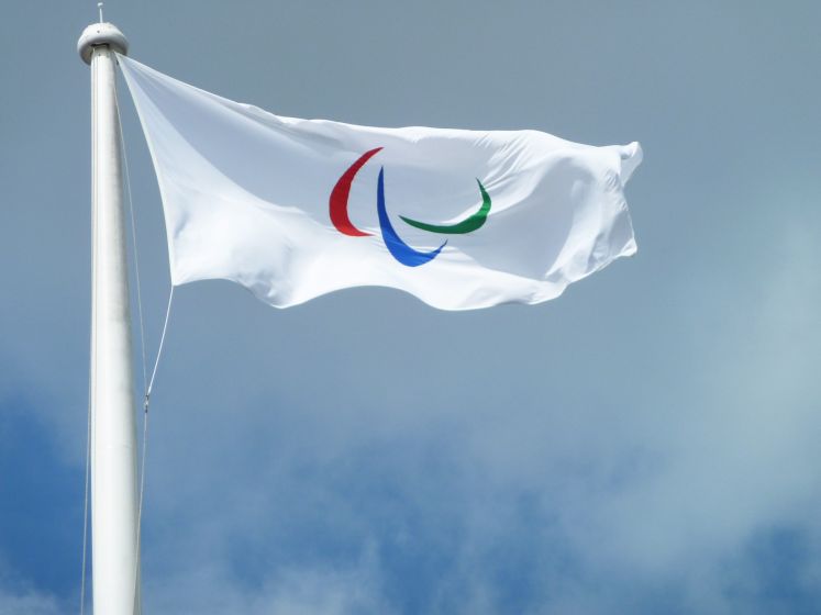 Jeux Paralympiques : qui est John McFall, l'astronaute qui a apporté le drapeau paralympique ?