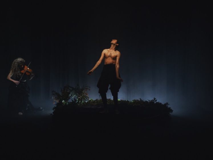 Analphabet : le pièce queer et poétique d’Alberto Cortés au Théâtre de la Bastille